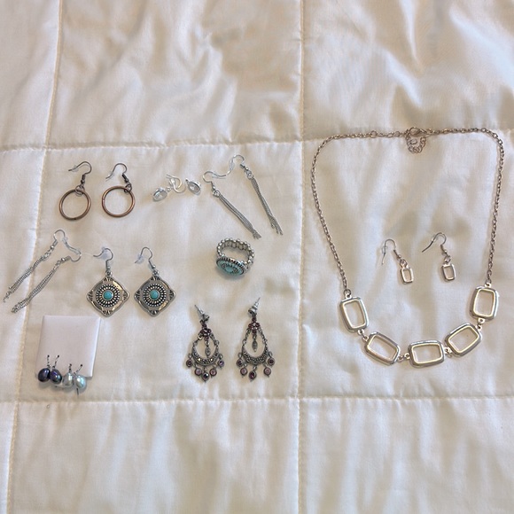 Assorted Jewelry - Assorted jewelry